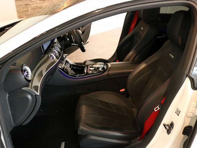 フル装備　ABS　3ステージESP　SRSエアバッグ　4MATIC(4WDシステム)　AMGエグゾーストシステム　AMG RIDE CONTROLスポーツサスペンション(AIR BODY CONTROL)
