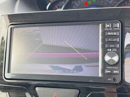 【バックカメラ】駐車時に後方がリアルタイム映像で確認できます。大型商業施設や立体駐車場での駐車時や、夜間のバック時に大活躍！運転スキルに関わらず、今や必須となった装備のひとつです！