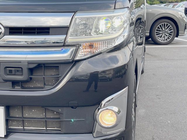 【LEDヘッドライト】悪天候や夜間走行時も良好な視界を確保し安心して運転できる高輝度LEDヘッドライトを装備！点灯速度が早く、消費電力も抑えられています。