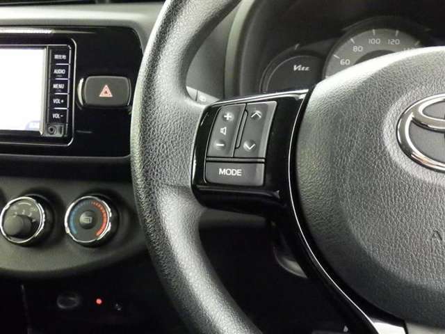 ステアリングスイッチ装備！運転しながら手元でオーディオの操作などができます。