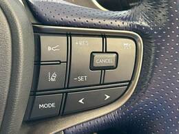 【レーダークルーズコントロール】装備車両です。レーダーやカメラを使って前を走るクルマの状況を検知して速度を調整してくれます。遠距離ドライブの高速道路などでは大活躍で疲労軽減に役立ちます。