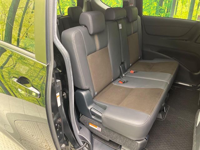 後部座席も気になるようなキズ・汚れやへたり等、大きなダメージはなく、良好な状態です。