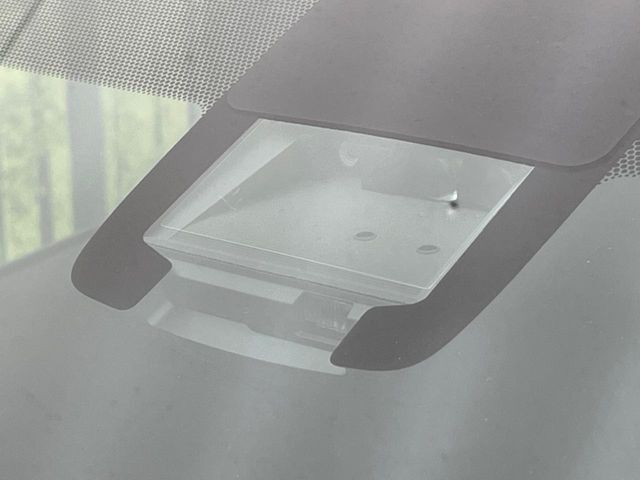 【トヨタセーフティセンス】走行中に前方の車両等を認識し、衝突しそうな時は警報とブレーキで衝突回避と被害軽減をアシスト。より安全にドライブをお楽しみいただけます。