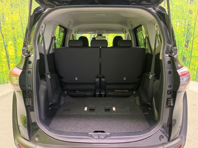 後席を格納すると、これだけの広さが！シーンに合わせたシートアレンジで、大きな荷物も積むことが出来ます♪