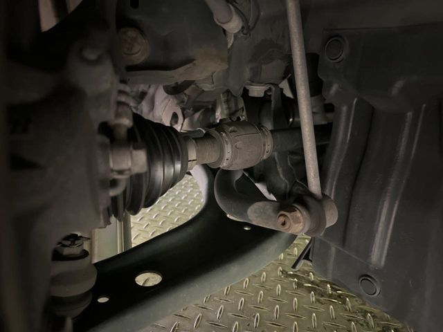 お車を安心してお乗りいただく為には、足回りの定期点検が欠かせません。サービスサポート（有償保証）では無料点検もご提供しており、安心のカーライフをお過ごしいただけるサポート体制が整っています。