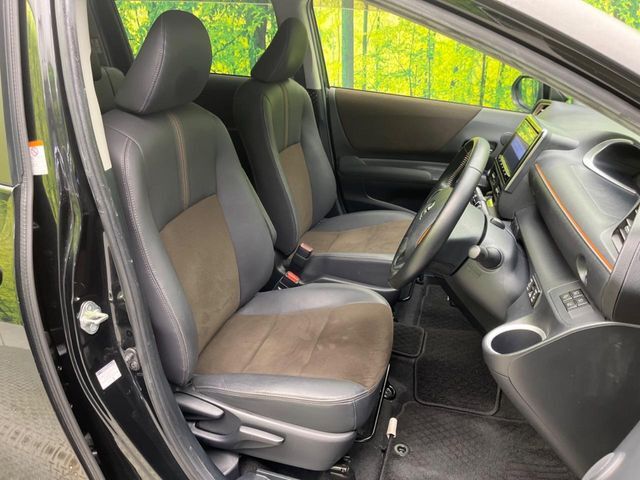 【ハーフレザーシート】高級感と座り心地を両立した人気のシート♪背面・座面のファブリック素材は、通気性の良さや滑りにくさに優れています。気温や服装に左右されず快適にお乗りいただけます。