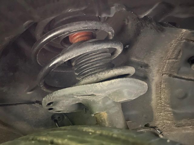お車を安心してお乗りいただく為には、足回りの定期点検が欠かせません。サービスサポート（有償保証）では無料点検もご提供しており、安心のカーライフをお過ごしいただけるサポート体制が整っています。