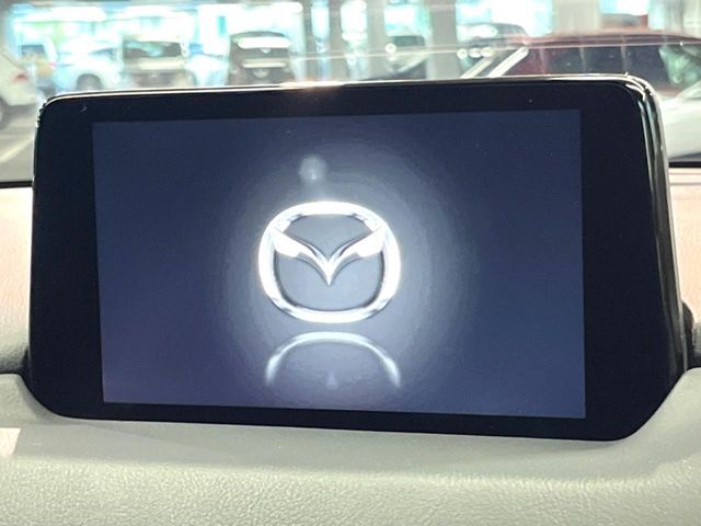 【8インチマツダコネクト】車内の雰囲気にマッチした大型のディスプレイ。スマホ接続でのナビ使用やBluetooth再生等、様々な機能が楽しめます。直感的なダイヤル操作が可能で、使い勝手も良好です。