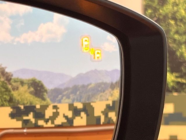 【ブラインドスポットモニタリング】走行中、ドアミラーの死角になりやすい箇所に後続車が接近するとサイドミラー付近に警告を表示、ドライバーに注意喚起をしてくれます。