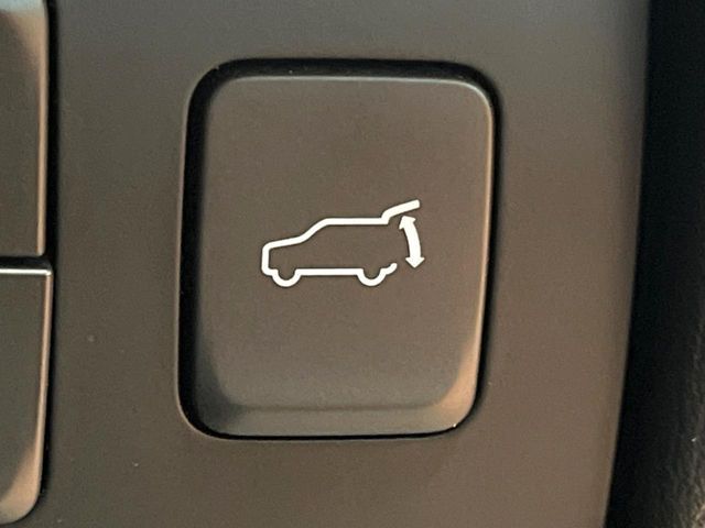 【パワーバックドア】スマートキーや運転席のボタンを押すだけでリアゲートが自動で開閉します！荷物を持っている時や、高い位置にあるバックドアを閉める際に便利な機能です♪