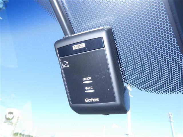 【ドライブレコーダー】映像・音声などの運転中の記録を残します。事故などを起こした起こされた時の証拠になりえますので、もしも時でも安心ですね。