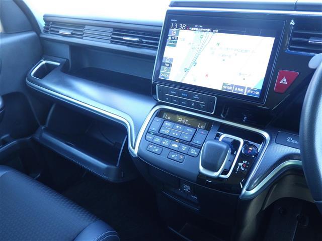 【グローブボックス】車検証ケースや、日頃使う小物類の収納に便利ですね！