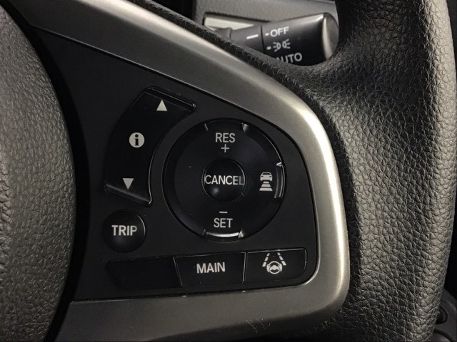 アクセルから足を離しても設定したスピードを保ち走行し、高速道路での疲労軽減に役立つクルーズコントロール付きです！