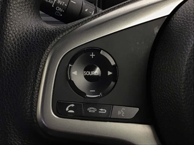 ステアリングスイッチ付きでハンドルを握ったまま、目を離さず様々な機器の操作が可能です！
