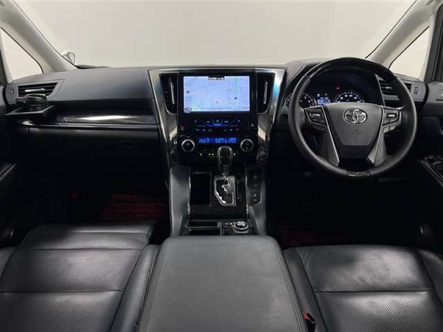 こちらのクルマは3列シート7人乗り！ある音響メーカーのナビやロゴの入ったフロアマット、ホイールのセンターキャップ！あとひとつあるので探してみて下さい！車内は若干の芳香剤系ニオイ残りあり。