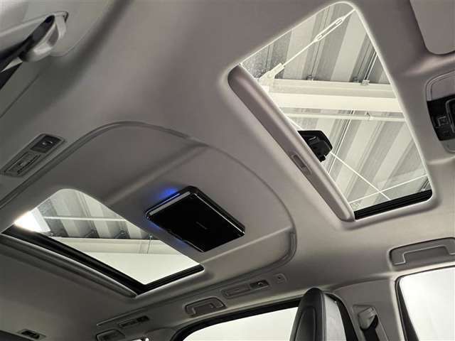 チルトアップ＆スライド式のツインムーンルーフ！天気の良い日には、開放的な移動時間を過ごすことが出来ます！