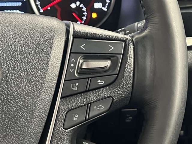 右側のステアリングスイッチではPCSやLTA、インフォメーションディスプレイの表示切替操作などが出来ます！