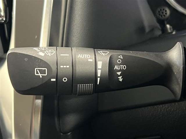 雨滴感応式フロントワイパーとリヤワイパー！フロントガラスのセンサーが雨量を検知して、設定した感度で間欠時間を変えてくれます！