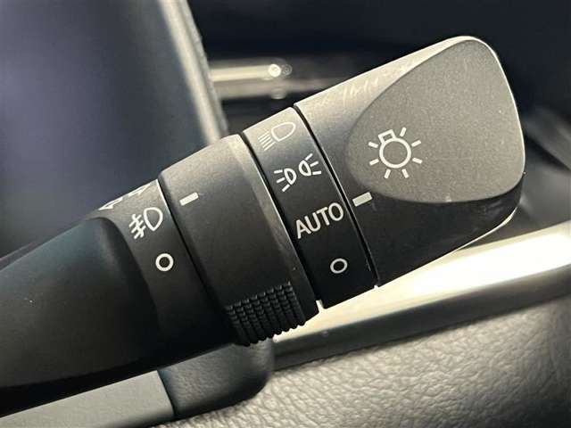 AUTOの位置にセットしておくと、暗くなったら自動でライトの点灯をサポートしてくれます！高速道路でのトンネル通過時など便利です！