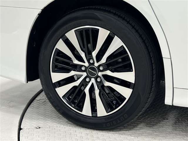 タイヤサイズは235/50R18！社外アルミホイール？センターキャップに注目！納車前の点検時にタイヤ交換させていただきます！