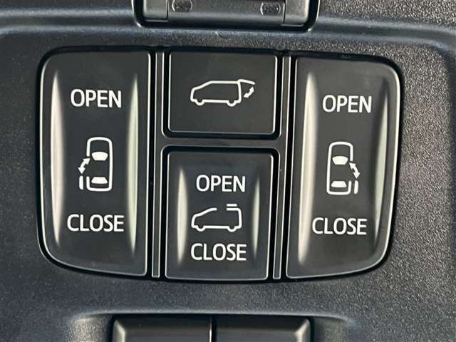 ムーンルーフとパワーバックドア、両側パワースライドドアはルームランプ付近のスイッチで開閉操作出来ます！