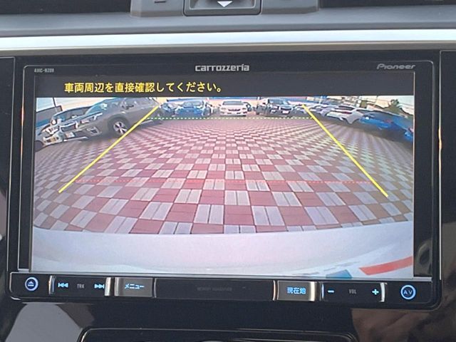 【バックカメラ】駐車時に後方がリアルタイム映像で確認できます。大型商業施設や立体駐車場での駐車時や、夜間のバック時に大活躍！運転スキルに関わらず、今や必須となった装備のひとつです！