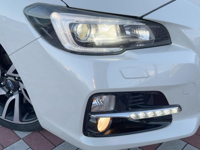 【LEDヘッドライト】悪天候や夜間走行時も良好な視界を確保し安心して運転できる高輝度LEDヘッドライトを装備！点灯速度が早く、消費電力も抑えられています。