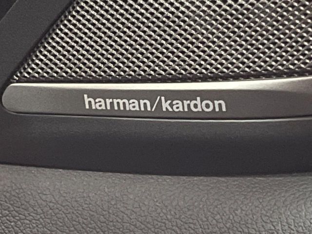 ●harman/kardonサウンドシステム：オーディオ専門メーカーが手掛けるプレミアムスピーカーを装備。多数のスピーカーから、音の粒立ちまで分かる高品質な音楽をお楽しみいただけます。