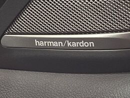 ●harman/kardonサウンドシステム：オーディオ専門メーカーが手掛けるプレミアムスピーカーを装備。多数のスピーカーから、音の粒立ちまで分かる高品質な音楽をお楽しみいただけます。
