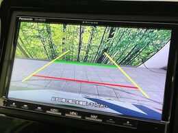 【バックカメラ】駐車時に後方がリアルタイム映像で確認できます。大型商業施設や立体駐車場での駐車時や、夜間のバック時に大活躍！運転スキルに関わらず、今や必須となった装備のひとつです！
