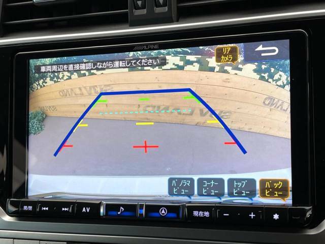 【バックカメラ】駐車時に後方がリアルタイム映像で確認できます。大型商業施設や立体駐車場での駐車時や、夜間のバック時に大活躍！運転スキルに関わらず、今や必須となった装備のひとつです！