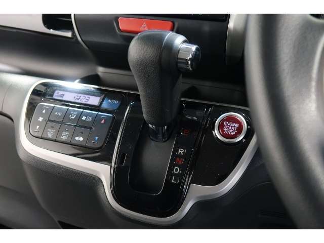 インパネシフトだから視線の移動も少なく足元もスッキリ♪運転席もゆったりしているのでゆとりを持ってドライブできますね！