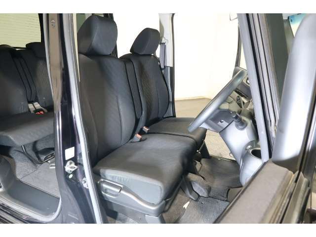 フロントシートはベンチシートタイプ♪　センターには格納式アームレストも付いています！！室内空間は広々で移動も楽々です♪狭い駐車空間など助手席ドアから出たい時にも大変便利ですよ♪