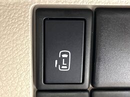 【パワースライドドア】スマートキーや運転席のスイッチでスライドドアの開閉が可能♪電動だから力を入れてドアを開ける必要が無く、小さいお子様でも、重い荷物を持っている時もラクに開け閉めできます♪