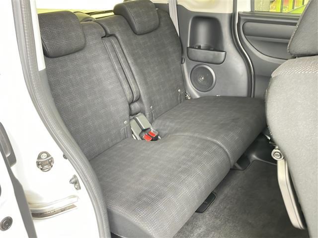 【後部座席】後席もゆったりドライブを楽しめます。ガリバーでご購入いただきましたら、内外装はプロこだわりのクリーニングで清潔なおクルマでご納車させていただきます！店舗での現車確認も承っています！