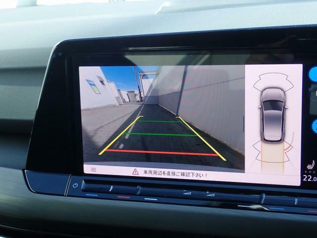 バックカメラの表示画像です。画面にはガイドラインが表示され、車庫入れや縦列駐車などの際に安全確認をサポートします。
