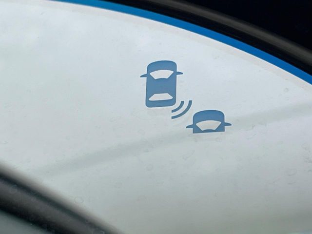【後方車輛検知】走行中、ドアミラーの死角になりやすい箇所に後続車が接近するとサイドミラー付近に警告を表示、ドライバーに注意喚起をしてくれます。