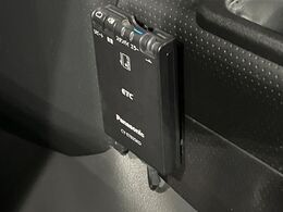 【ETC】高速道路の料金所をストレスなく通過！話題のスポットやサービスエリアに多い「スマートIC」利用時は必須のアイテムです。当店でセットアップを実施、ご納車当日からすぐにご利用いただけます！