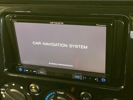 【ナビゲーション】目的地までしっかり案内してくれる使いやすいナビ。Bluetooth接続すればお持ちのスマホやMP3プレイヤーの音楽を再生可能！毎日の運転がさらに楽しくなります！！