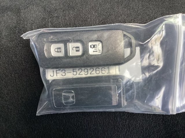 ☆スマートキー☆ドアの開錠・施錠はもちろんですが、エンジンをかけるときも鍵を取り出さなくて大丈夫ですよ♪両手に荷物をお持ちの時でも、大変便利で使い易い装備です☆