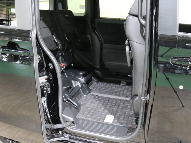 後席を跳ね上げれば高さのあるものも積めます。