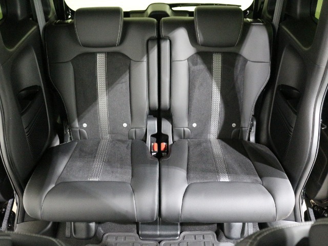 後部座席もゆったり座れます。