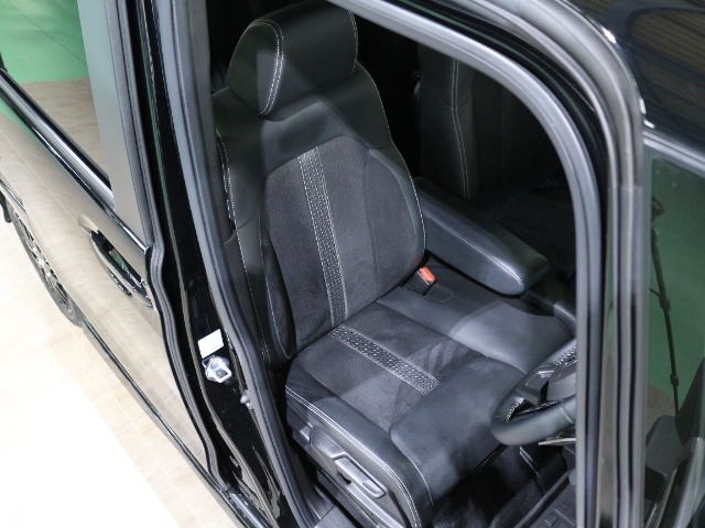 程よい硬さとホールド性が高いシートで長時間運転も快適です。