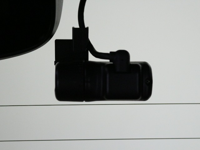 後ろのドライブレコーダーもコンパクトサイズです。