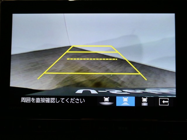 リアカメラ付きで後退時も安心です。