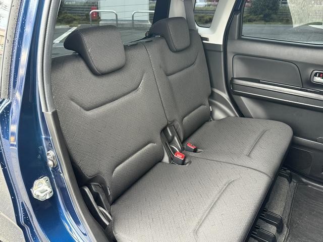 2列目シートも足元はゆったりしており快適にお座り頂けます！後部座席にお乗りの方も楽しく広々と使用できます！！