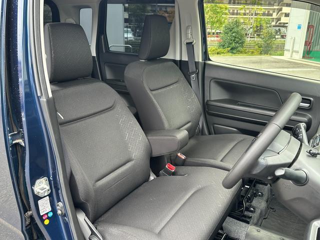 身体を包み込む様な形状で、ホールド感のあるフロントシート。しっかりと支えてくれるので、長時間の運転を快適にサポートしてくれます♪