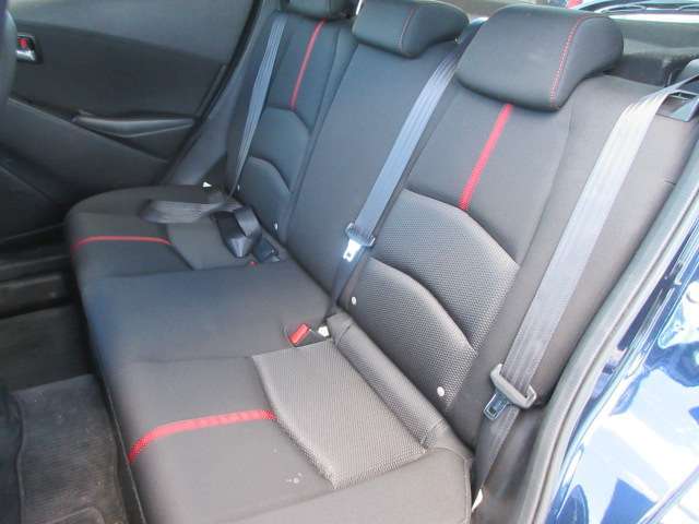 【車内清掃】お客様に気持ちよく見て頂けるよう展示車両は常に綺麗に仕上げております！