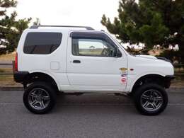 軽自動車でありながら、強固なラダーフレームをもつ本格的クロスカントリー4WD。上級「XC」。