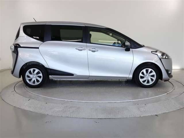 両側パワースライドドア付きだから、狭い駐車スペースなどでの 乗り降りラクラク！小さなお子さまのいるご家庭には嬉しい装備。